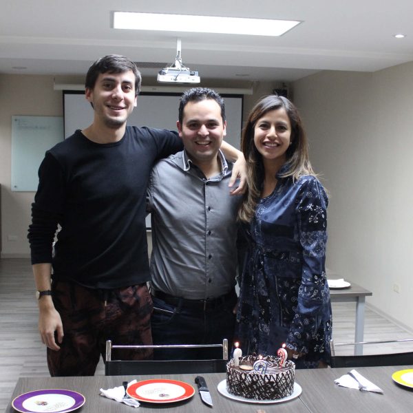 EQUIPO FESTEJA CUMPLEA&Ntilde;OS DE TRES COLABORADORES