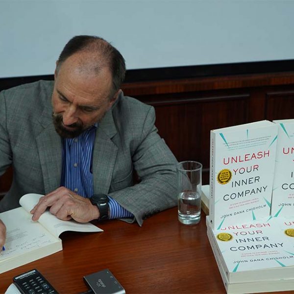 John Chisholm comparte con la USFQ 4 d&eacute;cadas de &eacute;xito empresarial en Silicon Valley