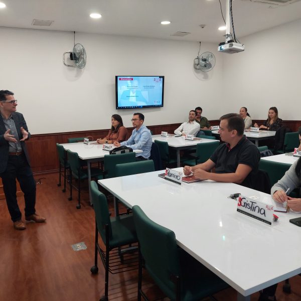 14 profesionales de la Cooperativa Alianza del Valle aprenden sobre negociaci&oacute;n