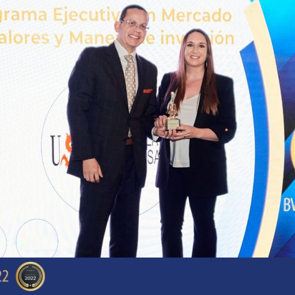 Escuela de Empresas es reconocida por su destacado aporte a la educaci&oacute;n