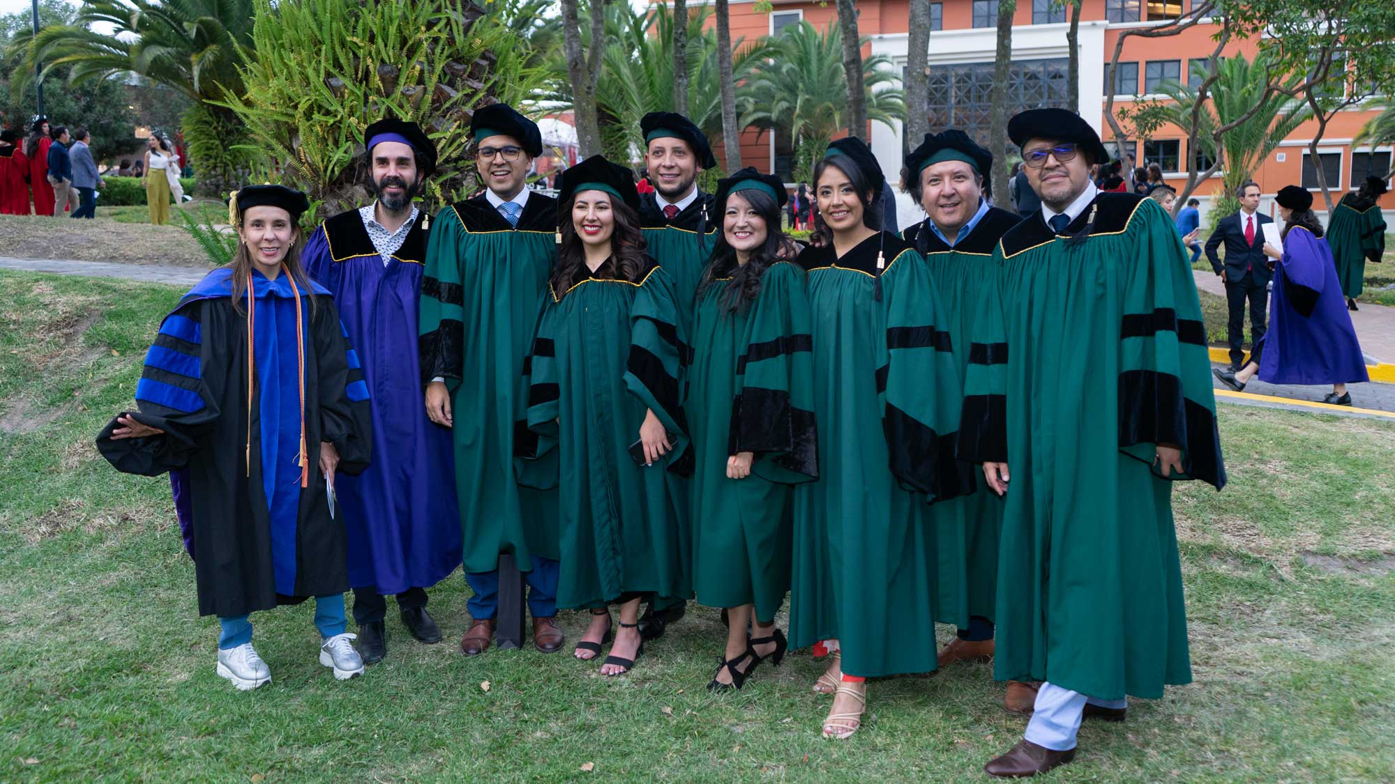 Graduados-con-el-equipo-de-maestrías_2_copy