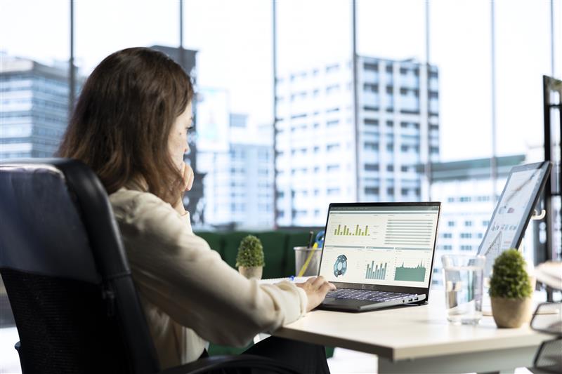 young-entrepreneur-with-leadership-skills-creates-financial-report